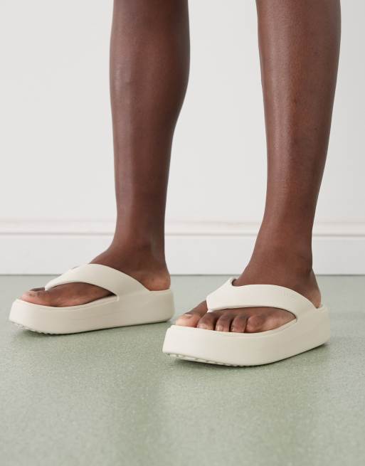 Crocs – Getaway – Vita flip flops med platåsula, 4 av 4