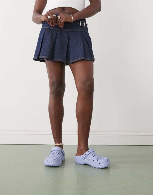 Crocs – Jasnoniebieskie klasyczne chodaki w wycinany wzór w kwiaty, 2 z 4