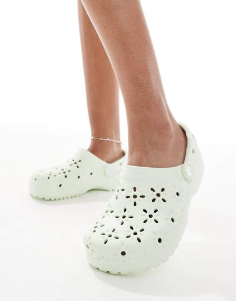 Crocs – Jasnozielone klasyczne chodaki z wycięciami w kształcie kwiatów - view 1