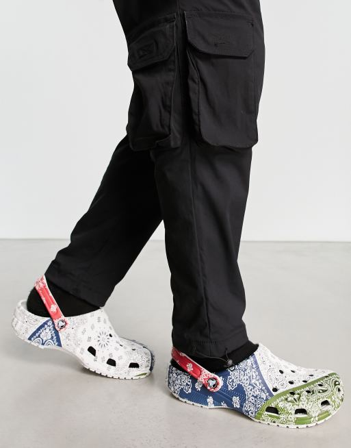 Crocs - Klassieke klompen met bandanaprint in multi