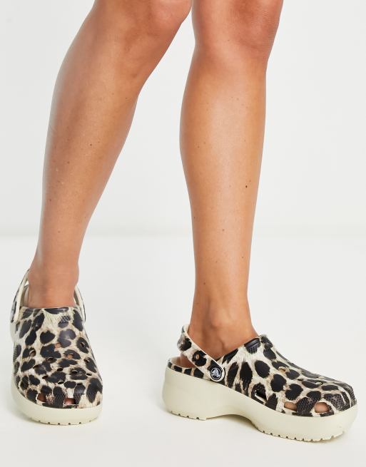 Crocs - Klassieke schoenen met plateauzool in gemixte luipaardprint, 3 van 4