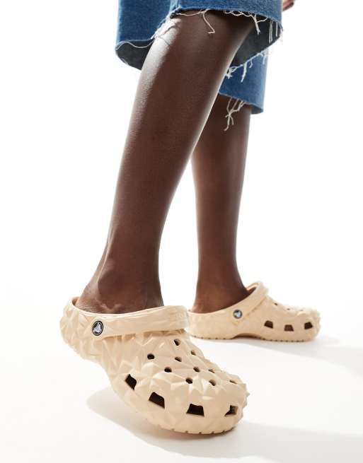 Crocs - Klassieke uniseks klompen met geometrisch motief in bruin