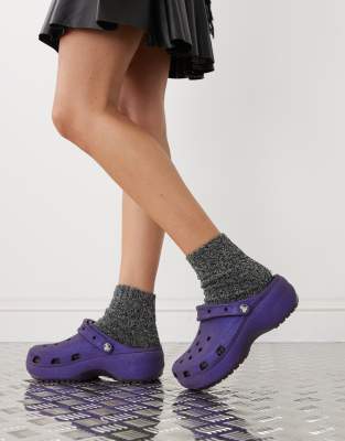 Crocs - Klassische Clogs in glitzerndem Lila mit Plateausohle