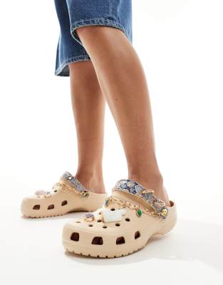 Crocs - Klassische Clogs in Hellbeige mit Anhänger im Boho-Stil, exklusiv bei ASOS-Neutral