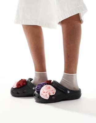 Crocs - Klassische Clogs in Schwarz mit Rosendetails