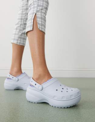 Crocs - Klassische, gefütterte Clogs in Lila mit Plateausohle