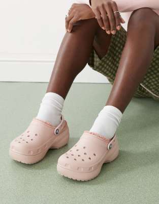 Crocs - Klassische, gefütterte Clogs in Rosa-Tonerde mit Plateausohle