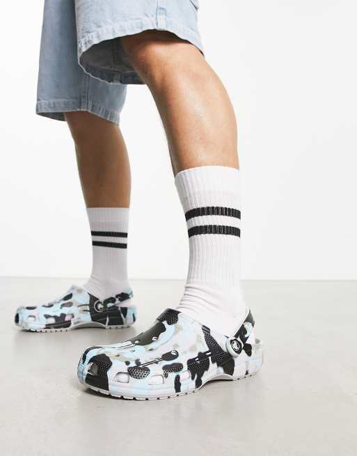 Crocs - Klassiske clogs med camouflage-sprayprint 
