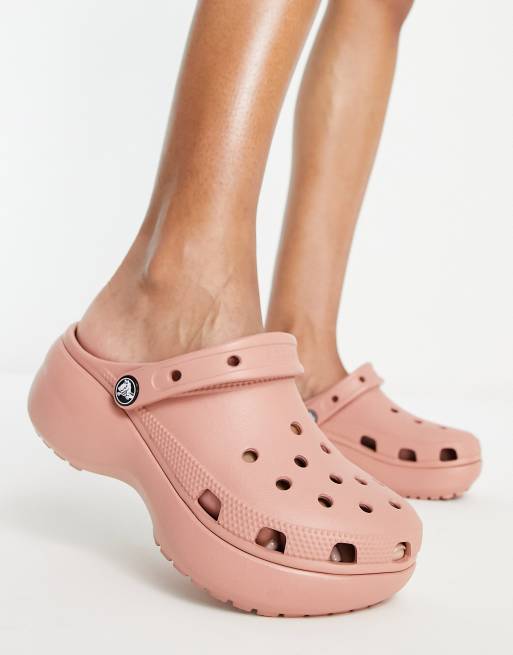 Crocs - Klassiske flatform-sko i bleg lyserød