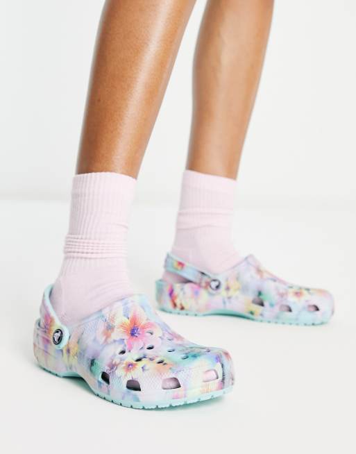 Crocs – Klasyczne chodaki w kwiatowy wzór