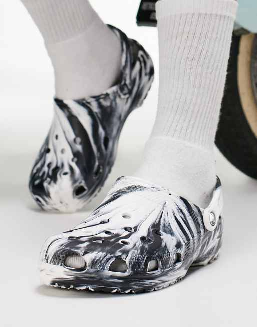 Crocs – Klasyczne chodaki w marmurowy wzór