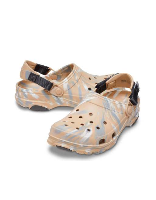 Crocs – Kremowe klasyczne chodaki terenowe w marmurowy wzór