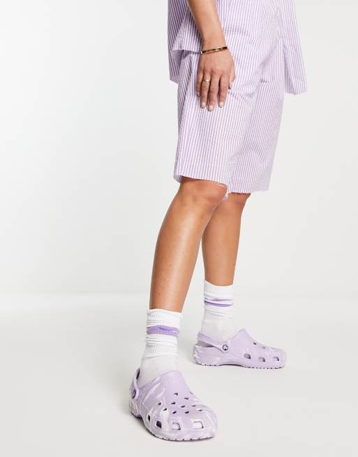 Crocs – Lavendelfärgade klassiska tofflor med marmormönster