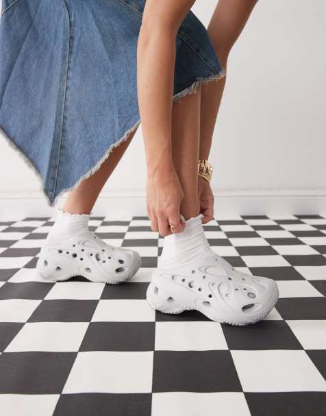 Crocs – Ljusgrå tofflor med nätdesign - view 1