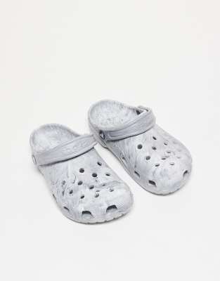 Crocs - Marmorierte Clogs in Schwarz