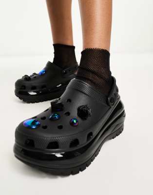 Crocs - Mega Crush - Clogs in Schwarz mit Muschel- und Perlenbesatz, exklusiv bei ASOS