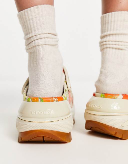 Crocs – Mega Crush – Retroblommiga tofflor, exklusivt hos ASOS , 2 av 4
