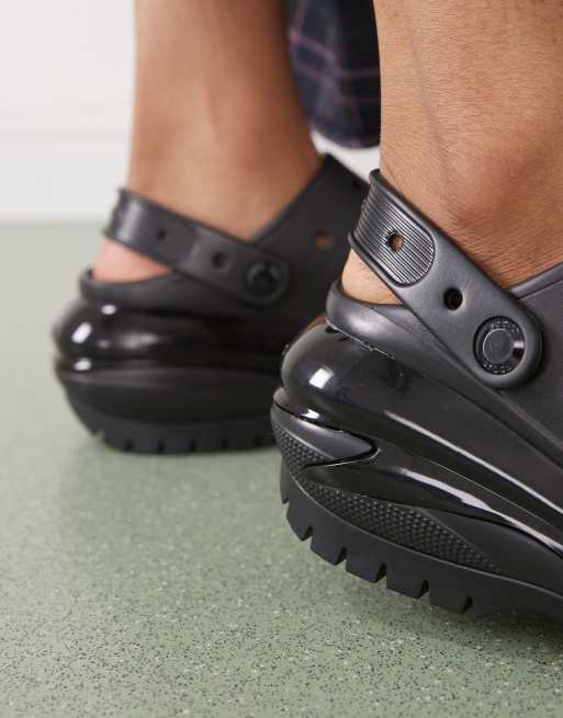 フラットシューズ Classic Mega Crush Mules - Crocs - Black - Synthetic Crocs Mega Crush sandals in black | ASOS