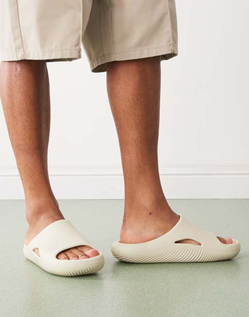 Crocs Mellow slides in bone, 2 of 4