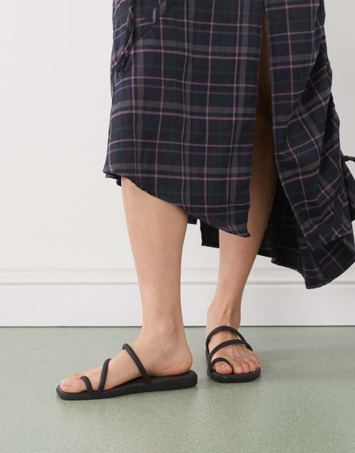 Crocs Miami toe loop sandal in black, 4 of 4