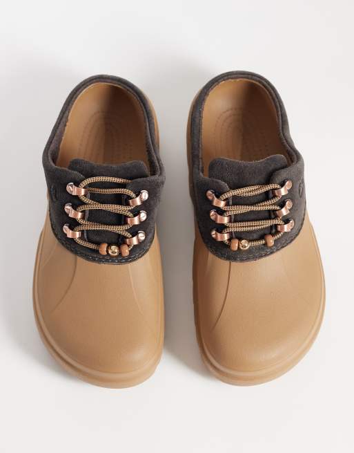 Crocs mules Axle de ante en cacao oscuro, 2 de 4
