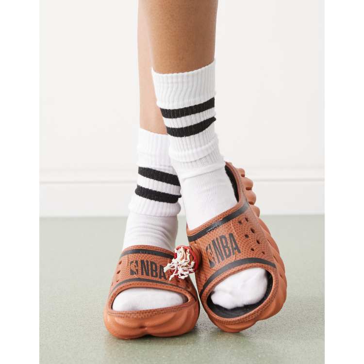 サンダル Crocs x NBA Echo Slide Amazon.com | Crocs Unisex Adult NBA Echo Slide, Sienna, 4