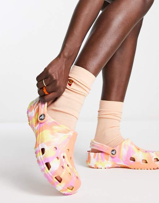 Crocs – Papayafärgade klassiska tofflor med marmormönster, 3 av 4