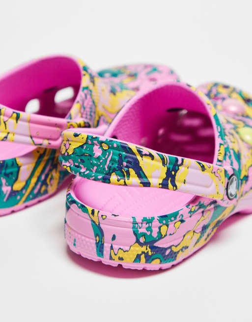 Crocs – Rosa, flerfärgade, klassiska tofflor med marmormönster, exklusivt hos ASOS, 3 av 4