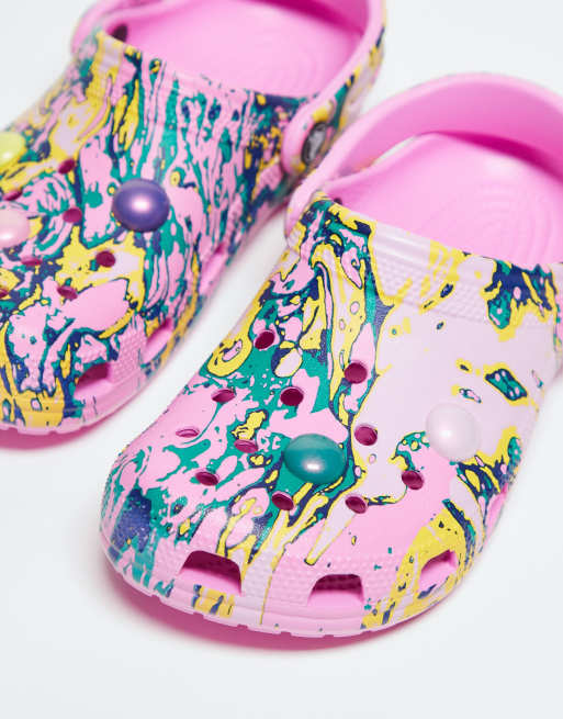 Crocs – Rosa, flerfärgade, klassiska tofflor med marmormönster, exklusivt hos ASOS, 4 av 4