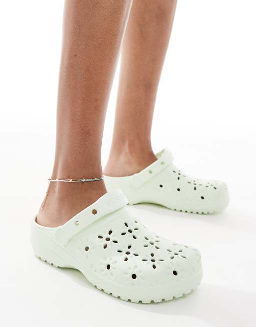 Crocs - Sabots classiques à découpes fleuries - Jade teinté, 2 de 4