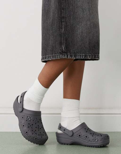 Crocs - Sabots classiques à découpes fleuries - Lune bleu marine, 3 de 4