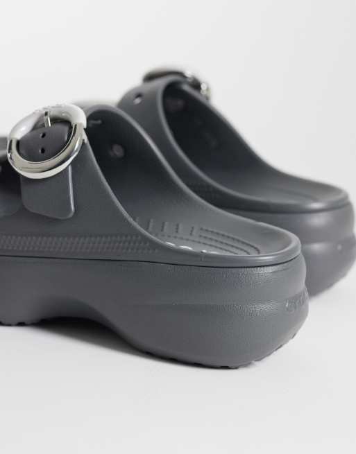 Crocs - Sandalen met plateauzool en gesp in zwart, 4 van 4