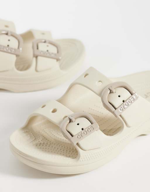 Crocs – Saturday – Białe sandały z emaliowaną klamrą, 4 z 4