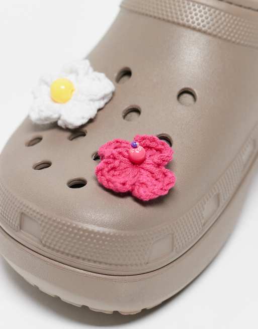 Crocs – Set mit gehäkelten Jibbitz-Ansteckern im Blumen-Design, 2 von 3