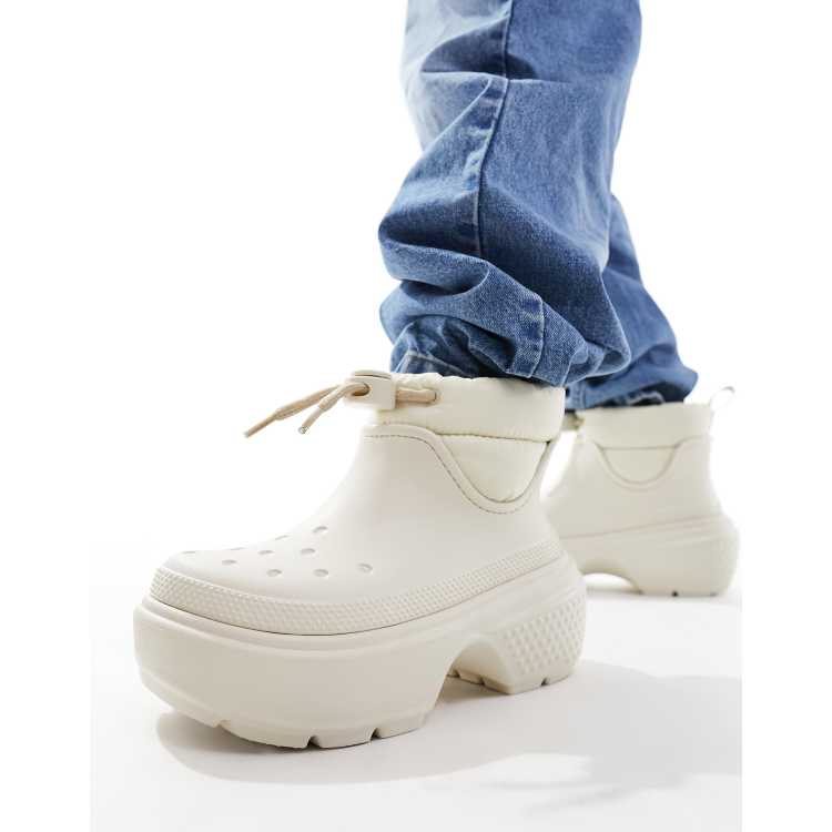 Crocs Stomp Boots in Stuck WeiB mit Kunstfellbesatz