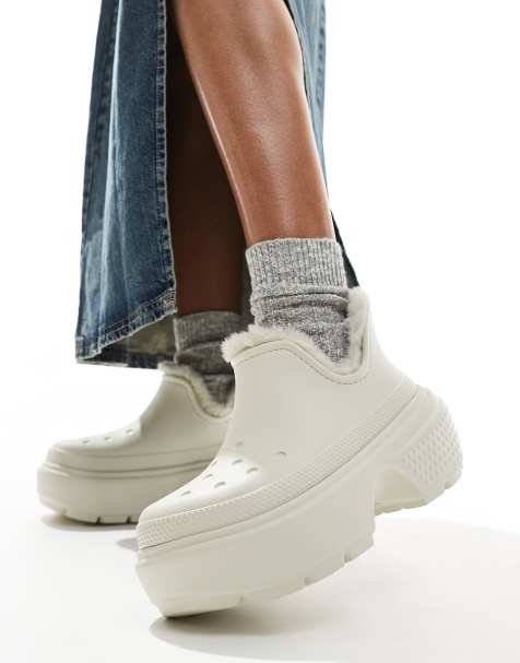 Crocs – Stomp – Gefütterte Stiefel in Creme mit kurzem Schaft - view 1