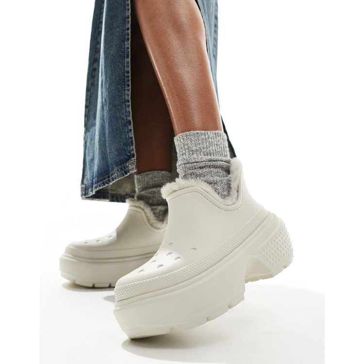 【関税込み】Crocs オフホワイト Stomp Shorty アンクルブーツ Crocs stomp lined shorty boot in cream | ASOS