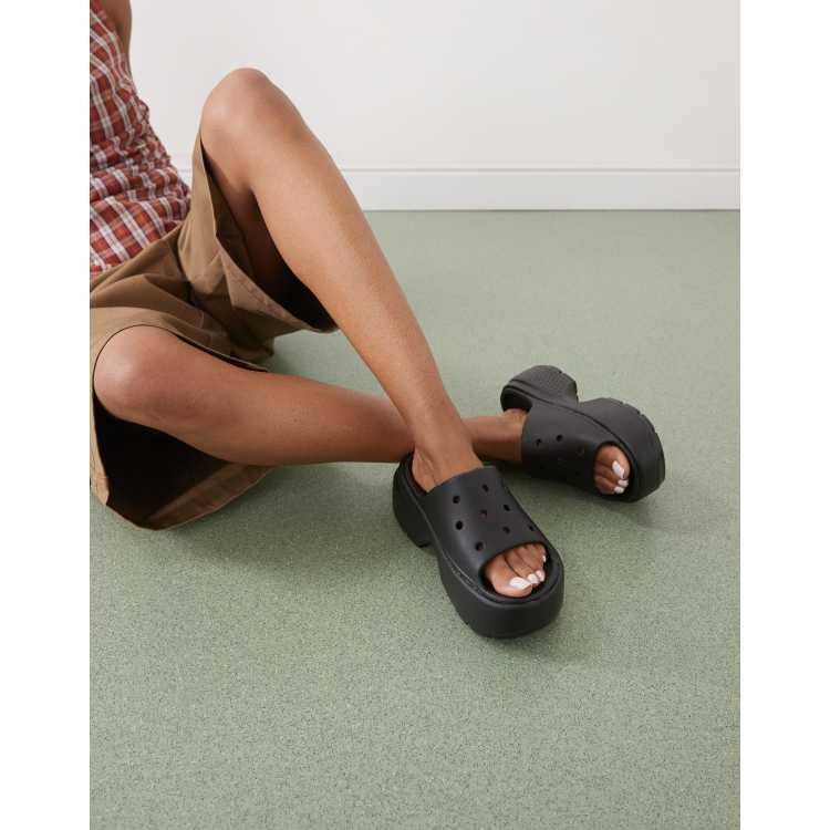 Crocs Stomp Slippers met plateauzool in zwart ASOS