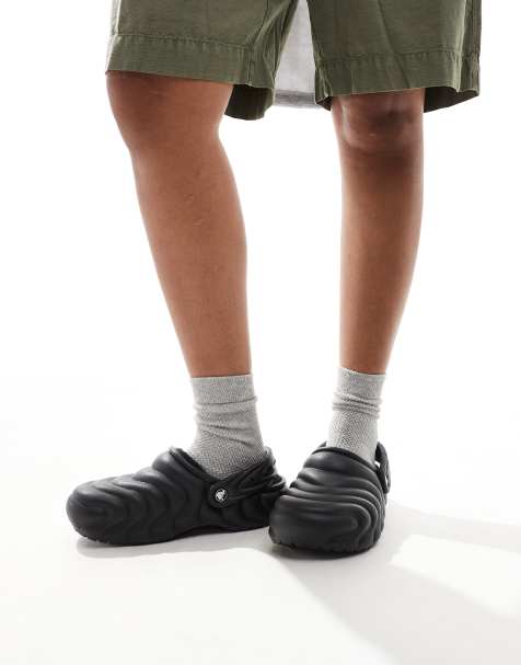 Crocs – Svarta, klassiska, puffiga tofflor i unisex-modell med foder - view 1