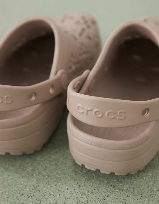 Crocs – Szarobrązowe klasyczne chodaki w wycinany wzór w kwiaty, 2 z 4