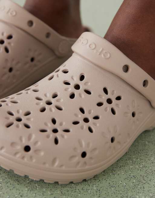 Crocs – Szarobrązowe klasyczne chodaki w wycinany wzór w kwiaty, 4 z 4