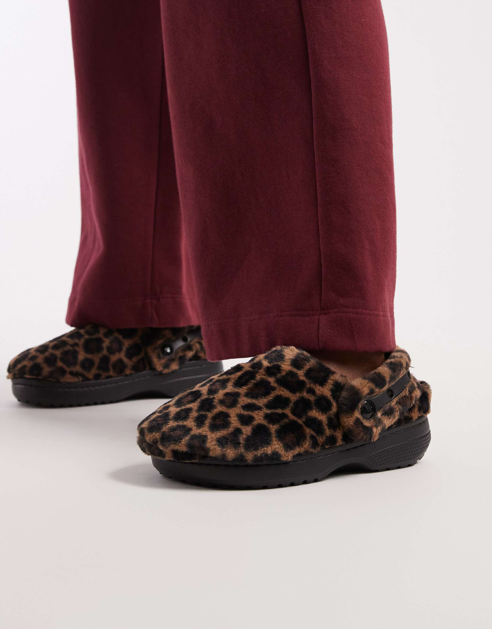 crocs unfurgettable clog in brown leopard print