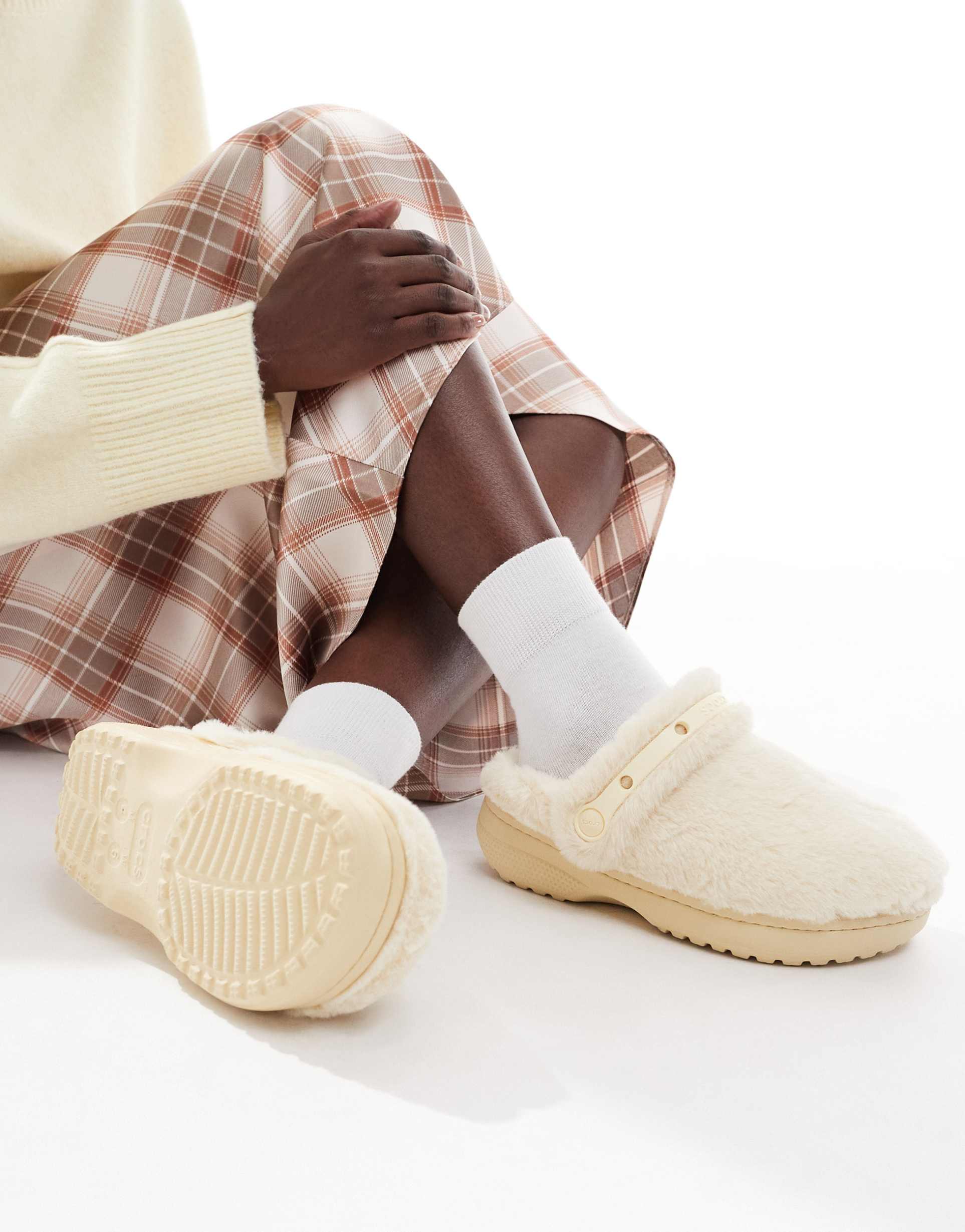 crocs unfurgettable clogs in vanilla