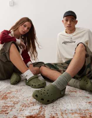 Crocs unisex classic clogs in army green