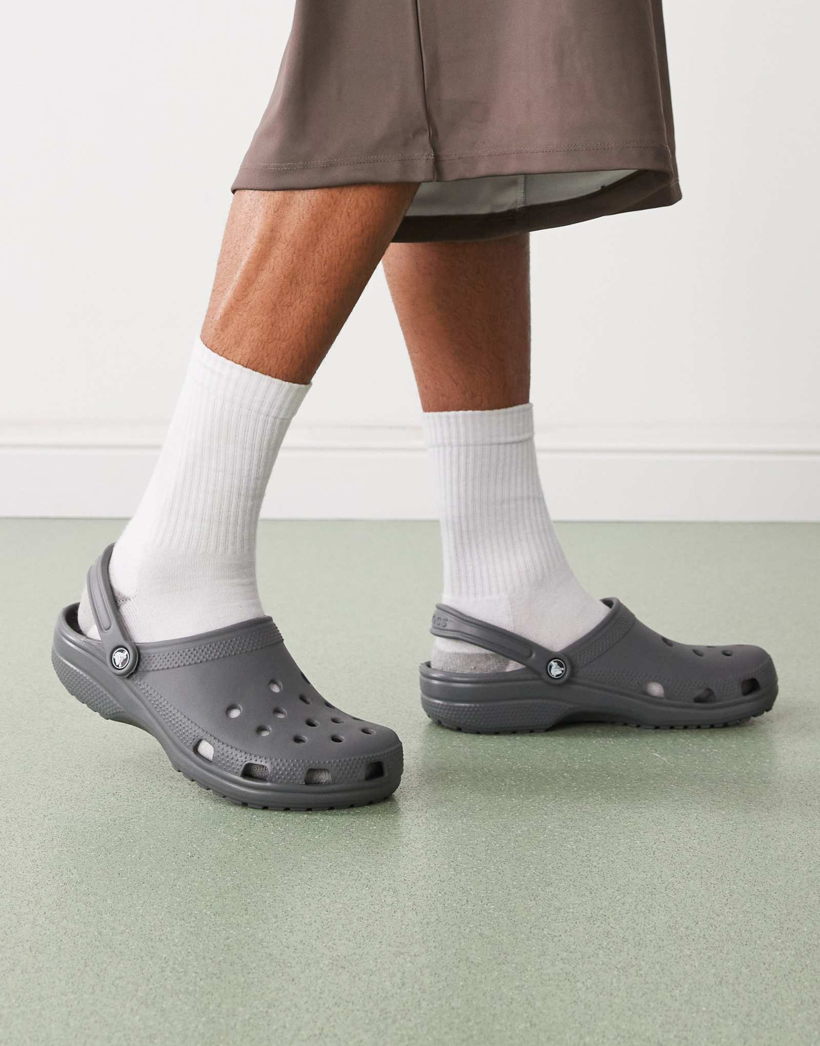 Классические сабо Crocs унисекс сланцево-серого цвета 