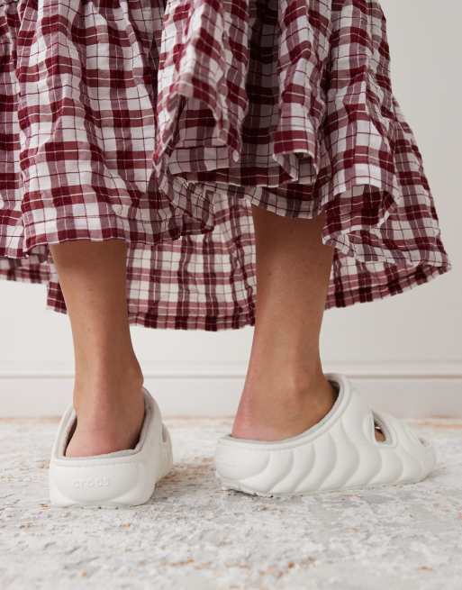 Crocs Classic Cozzzy Overpuff Sandal White M8/W10 NWT Crocs Unisex Classic cozzzy overpuff sandal in white | ASOS main image 2