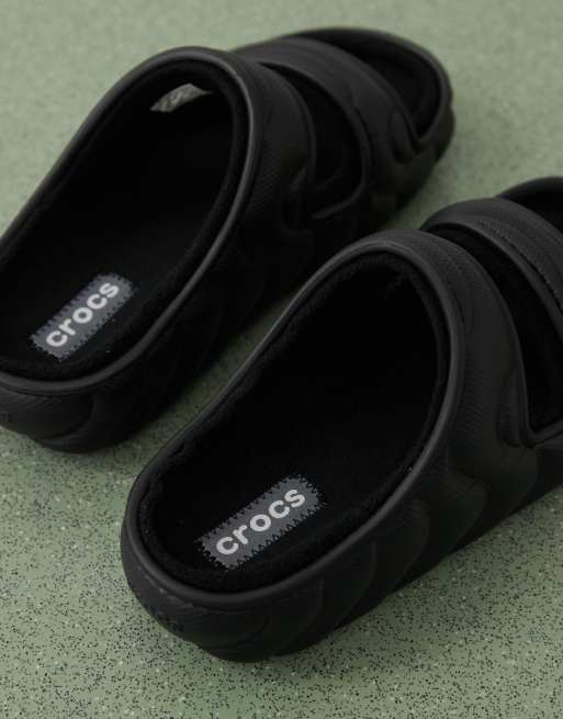 Crocs Unisex Classic cozzzy overpuff sandals in black, 2 of 4