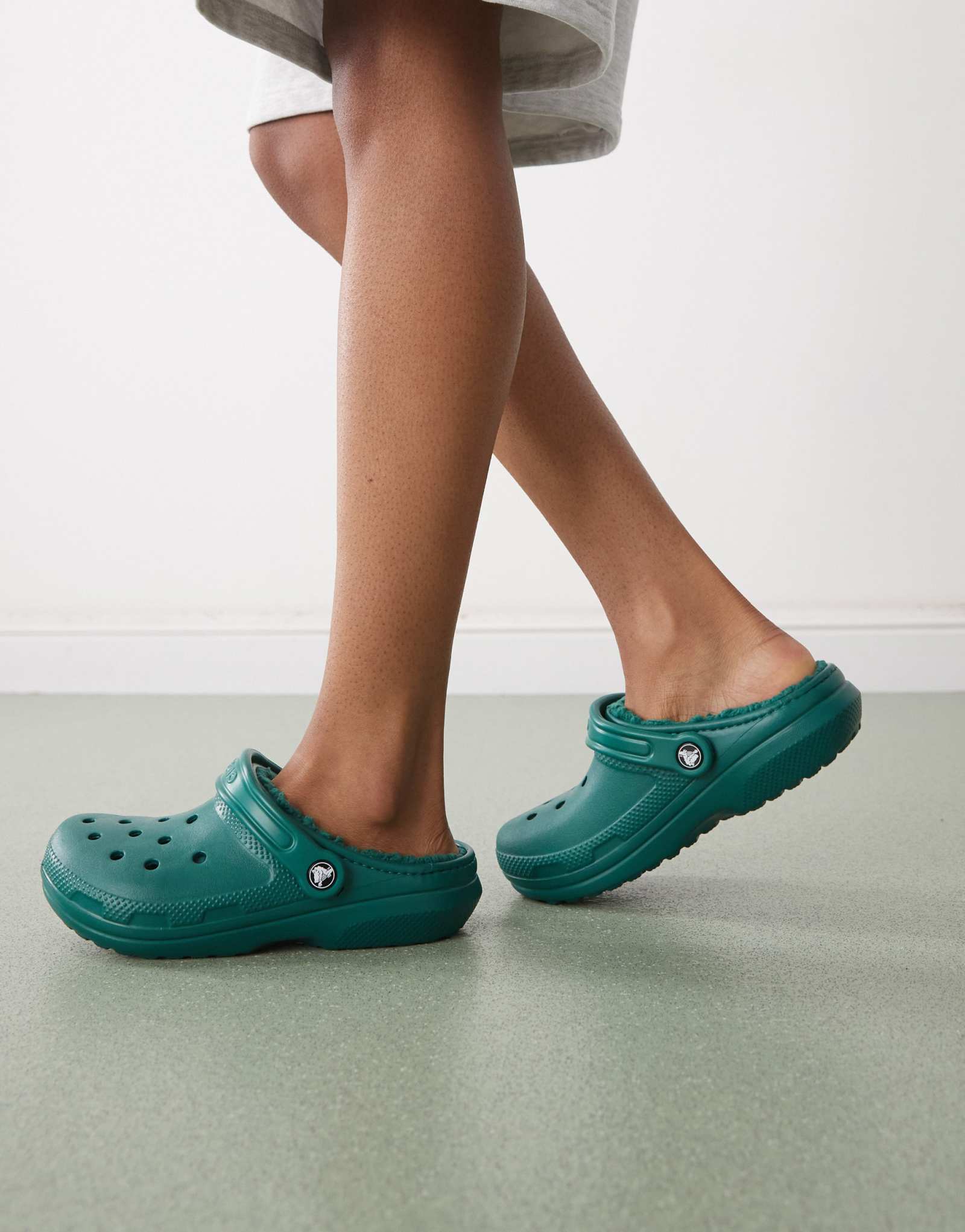 Классические сабо Crocs унисекс на флисовой подкладке темно-изумрудного цвета