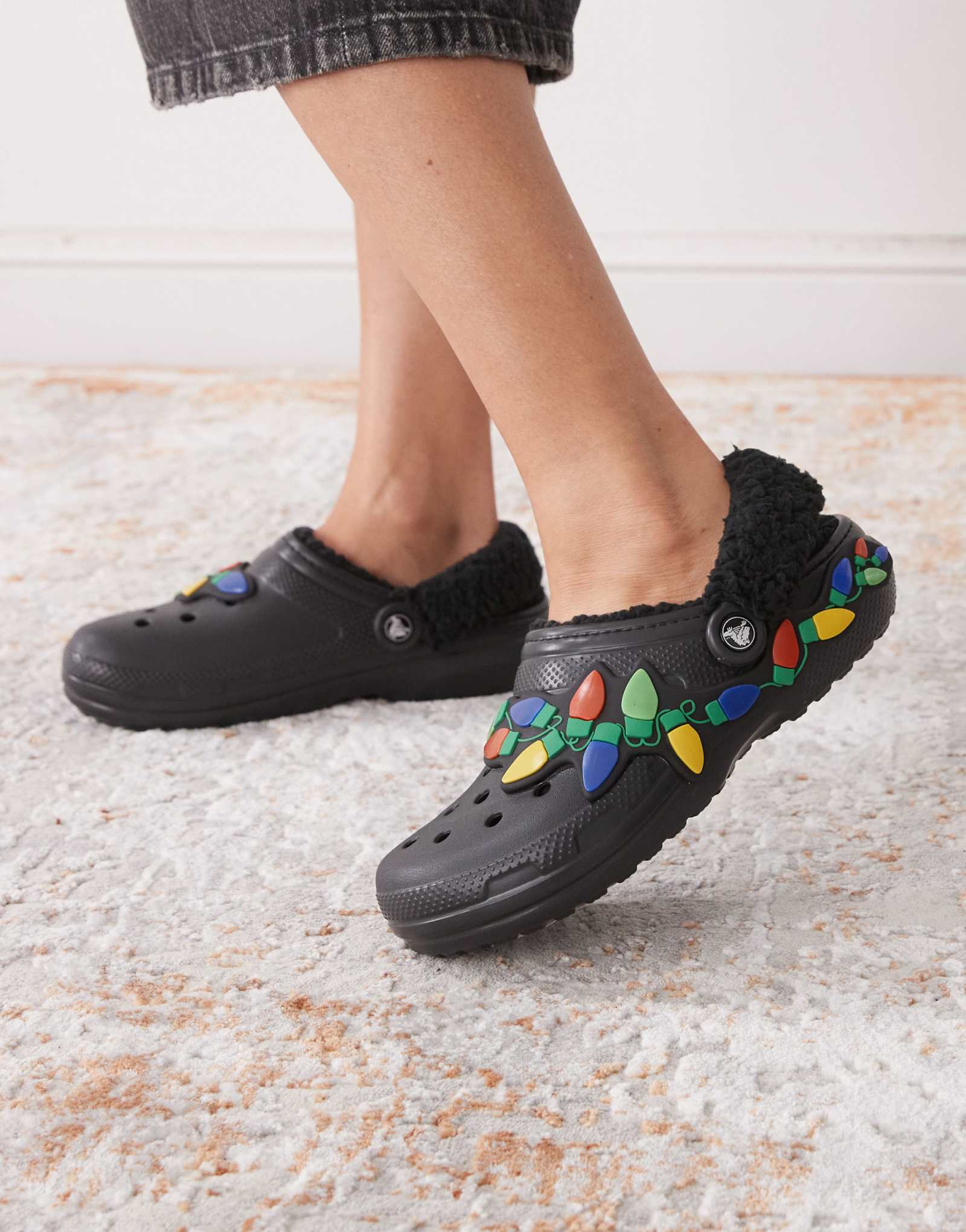 Классические сабо Crocs унисекс на флисовой подкладке с рождественскими гирляндами черного цвета