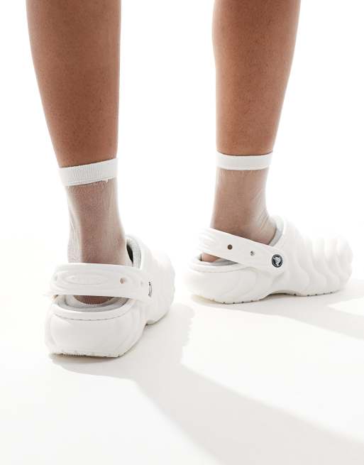 Crocs Unisex Classic lined overpuff clog in white | ASOS